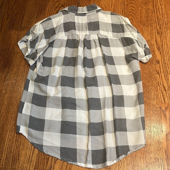 Style Envy Woman’s Plaid Short Sleeve Button Down Size M - Picture 3 of 5